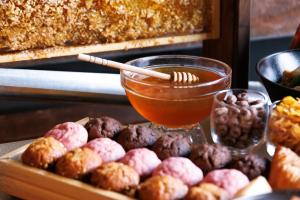 a tray of donuts and a bowl of caramel sauce at Hakone Kowakien Tenyu in Hakone