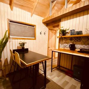 uma cozinha com uma mesa e um balcão e uma mesa e um balcão em Colico Tiny Lodge - jacuzzi-Terraza em Catrico