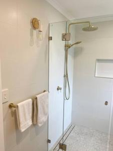 W łazience znajduje się prysznic ze szklanymi drzwiami. w obiekcie ONE TWO SEVEN Collins w mieście Edge Hill