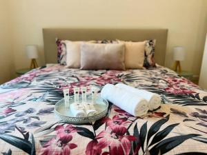 łóżko z tacą ręczników i świec w obiekcie ONE TWO SEVEN Collins w mieście Edge Hill