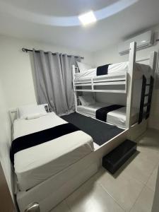 1 dormitorio con 2 literas en una habitación en Beautiful Condo in La Romana with pool near Caleta Beach, en La Romana