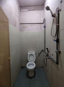 a small bathroom with a toilet and a shower at Perhentian Damia in Perhentian Islands