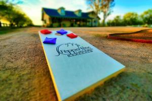 蒂梅丘拉Peppertree Lane Ranch -- Seven-Acre Ranch in the Heart of Wine Country的路边的一张纸