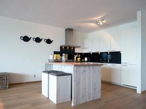 una cucina con isola al centro di una stanza di Sea view Apartment in Den Haag with Balcony a Scheveningen