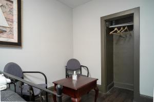 オタワにあるRoom #3 Ottawa downtownの椅子とテーブルとドアのある部屋