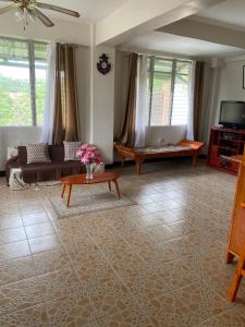 sala de estar con sofá y mesa de centro en Villa Palanca, en Candelaria