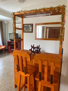 - un salon avec une table, des chaises et un miroir dans l'établissement Villa Palanca, à Candelaria