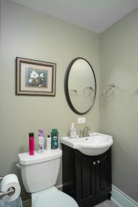een badkamer met een toilet, een wastafel en een spiegel bij Room #3 Ottawa downtown in Ottawa
