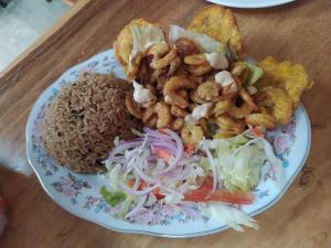 ein Teller mit Garnelen und Reis auf dem Tisch in der Unterkunft Hotel flamencamarones in Camarones
