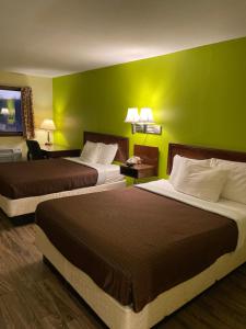 Postel nebo postele na pokoji v ubytování Linder Motor Lodge