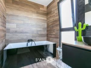 Fotografia z galérie ubytovania Villa Contemporaine 4 Pièces avec Piscine, Jardin et Wi-Fi à Agde, Proche Plage et Commerces - FR-1-423-257 v destinácii Le Grau-dʼAgde