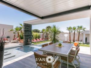 Patio alebo iná vonkajšia časť ubytovania Villa Contemporaine 4 Pièces avec Piscine, Jardin et Wi-Fi à Agde, Proche Plage et Commerces - FR-1-423-257
