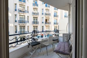 カンヌにあるSERRENDY Apartment with terrace & sea viewのバルコニー(テーブル、椅子付)