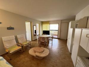 salon ze stołem i krzesłami oraz kuchnię w obiekcie T2 cabine 6 pers avec piscine, proche plage, wifi - FR-1-702-18 w Cap d'Agde