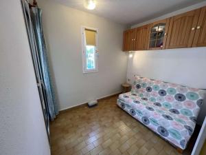 mały pokój z łóżkiem i oknem w obiekcie T2 cabine 6 pers avec piscine, proche plage, wifi - FR-1-702-18 w Cap d'Agde
