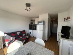 Kuchyňa alebo kuchynka v ubytovaní T2 avec ascenseur, lave-linge, parking et terrasse proche plage - FR-1-702-20