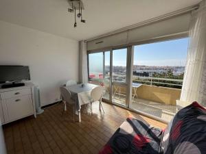 Balkón alebo terasa v ubytovaní T2 avec ascenseur, lave-linge, parking et terrasse proche plage - FR-1-702-20
