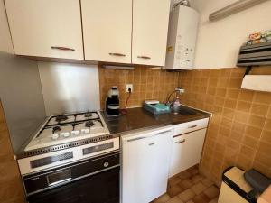 Kuchnia lub aneks kuchenny w obiekcie T2 avec ascenseur, parking proche plage - FR-1-702-21