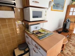 Kuchnia lub aneks kuchenny w obiekcie T2 avec ascenseur, parking proche plage - FR-1-702-21