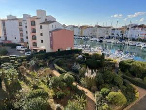 widok na marinę z łodziami na wodzie w obiekcie T2 avec ascenseur, parking proche plage - FR-1-702-21 w Cap d'Agde