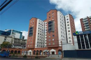 eine Gruppe großer Gebäude in einer Stadt in der Unterkunft Apartamento pequeño y acogedor muy bien ubicado. in Quito