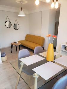 ein Wohnzimmer mit einem Tisch, Stühlen und einem Sofa in der Unterkunft Apartamento pequeño y acogedor muy bien ubicado. in Quito