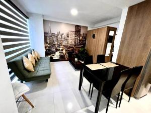 ein Wohnzimmer mit Sofa und Tisch in der Unterkunft Apto moderno y cómodo cerca del Mall Las Brisas in Santa Cruz de la Sierra