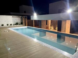 einen Pool mit Kamin in einem Gebäude in der Unterkunft Apto moderno y cómodo cerca del Mall Las Brisas in Santa Cruz de la Sierra