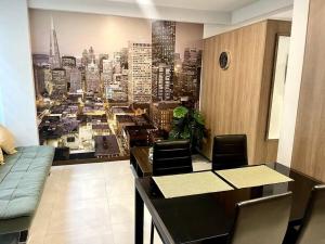 ein Zimmer mit Blick auf die Stadt in der Unterkunft Apto moderno y cómodo cerca del Mall Las Brisas in Santa Cruz de la Sierra