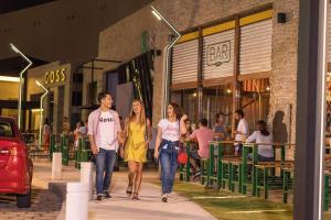 Eine Gruppe von Menschen, die einen Bürgersteig entlang laufen in der Unterkunft Apto moderno y cómodo cerca del Mall Las Brisas in Santa Cruz de la Sierra