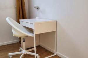 a white desk with a chair and a lamp at Tulsa Home - Superbe appartement de deux chambres - avec terrasse privée in Osny +11 photos