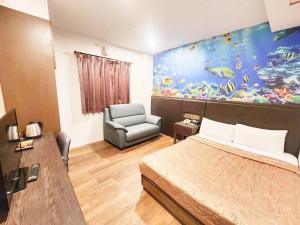 1 dormitorio con una gran pintura de pescado en la pared en Royal Business Hotel, en Nantou City