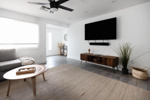 Телевизор и/или развлекательный центр в PALOMA - Modern Scottsdale/PHX Home, Private Pool, Firepit