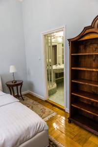 - une chambre avec un lit et une salle de bains pourvue d'une douche dans l'établissement Luxury Downtown 3 Bedroom Apartment by Synagoge with Beautiful View, à Budapest