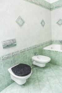 Kúpeľňa v ubytovaní Luxury Downtown 3 Bedroom Apartment by Synagoge with Beautiful View