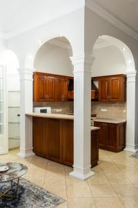 Kuchyňa alebo kuchynka v ubytovaní Luxury Downtown 3 Bedroom Apartment by Synagoge with Beautiful View