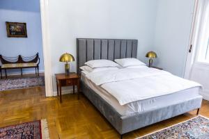 Posteľ alebo postele v izbe v ubytovaní Luxury Downtown 3 Bedroom Apartment by Synagoge with Beautiful View