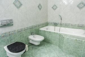 Kúpeľňa v ubytovaní Luxury Downtown 3 Bedroom Apartment by Synagoge with Beautiful View