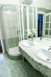 Kúpeľňa v ubytovaní Luxury Downtown 3 Bedroom Apartment by Synagoge with Beautiful View