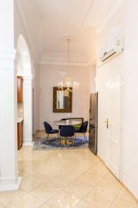 Posedenie v ubytovaní Luxury Downtown 3 Bedroom Apartment by Synagoge with Beautiful View