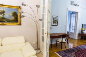 Posedenie v ubytovaní Luxury Downtown 3 Bedroom Apartment by Synagoge with Beautiful View