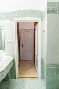 Kúpeľňa v ubytovaní Luxury Downtown 3 Bedroom Apartment by Synagoge with Beautiful View