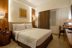 Postel nebo postele na pokoji v ubytování Crystalkuta Hotel - Bali