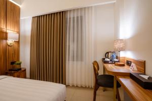 Postel nebo postele na pokoji v ubytování Crystalkuta Hotel - Bali