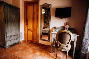 Alforja的住宿－Mas Fullat cottage, Alforja tarragona，客房设有带椅子和镜子的书桌
