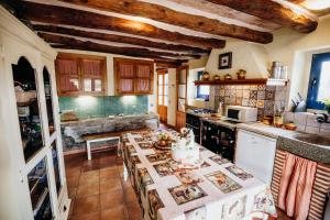 une cuisine avec une table au milieu dans l'établissement Mas Fullat cottage, Alforja tarragona, à Alforja
