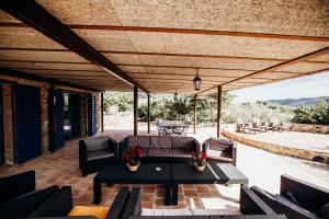 Alforja的住宿－Mas Fullat cottage, Alforja tarragona，户外庭院配有沙发和桌子。