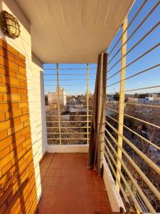 balcón con vistas a la ciudad en Departamento en ciudad de.Mendoza en Mendoza
