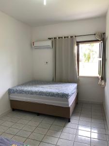 Tempat tidur dalam kamar di Apartmento em Praia de Guaibim