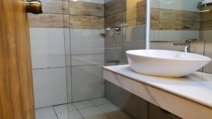 Bilik mandi di Upavan Resort